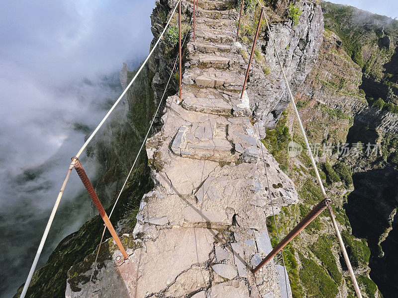 步骤在PR1 Pico do Arieiro - Pico Ruivo trail马德拉葡萄牙